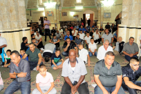 بالفيديو: صلاة عيد الفطر السعيد من المسجد العمري الكبير في مدينة الرملة